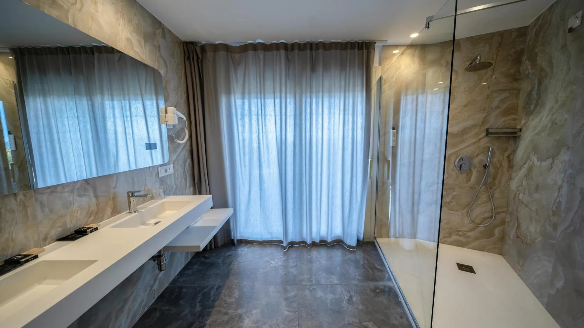 Plaza Hotel קטאניה 4*,  איטליה